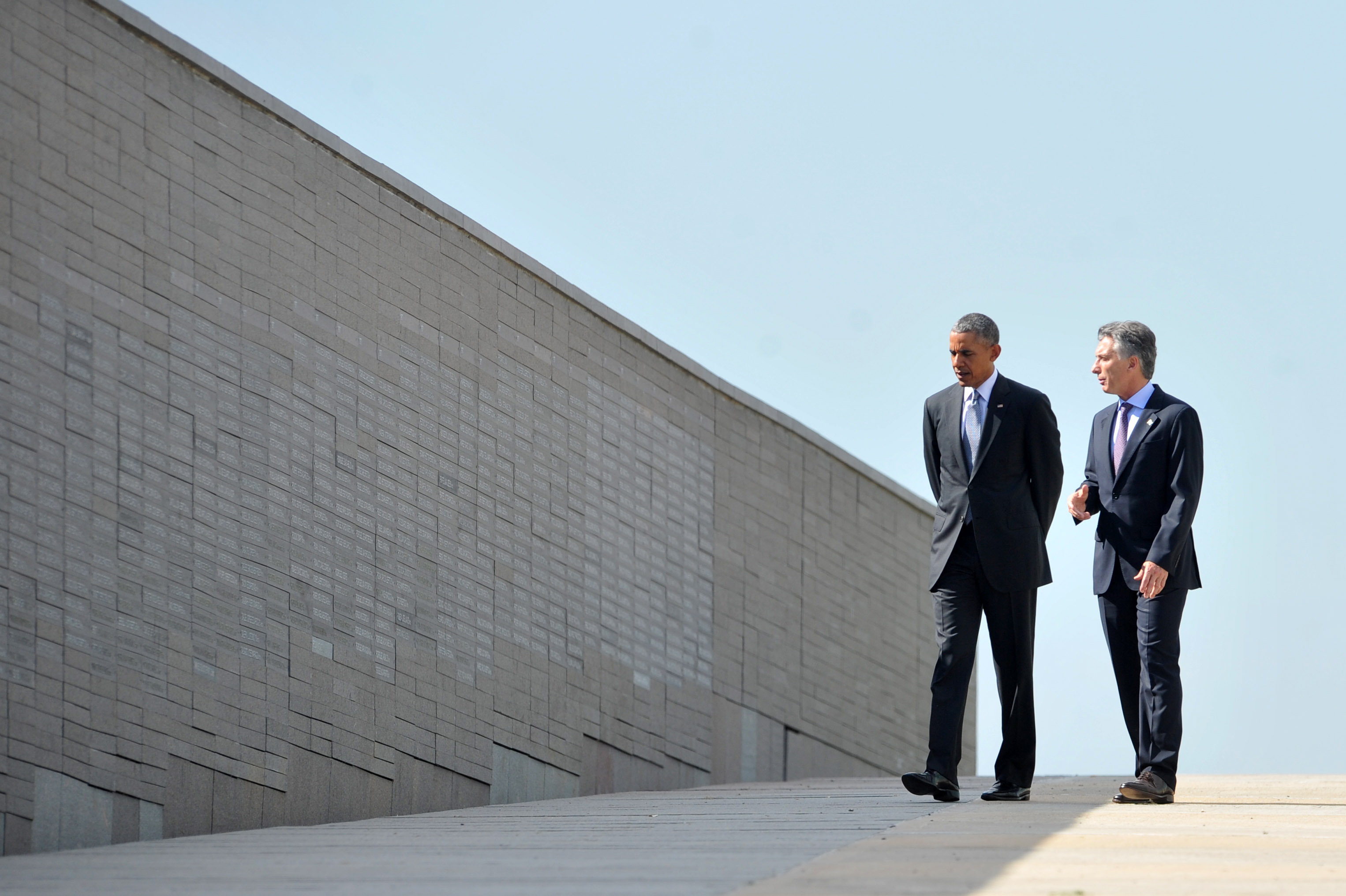 Télam 24/03/2016 Buenos Aires: El presidente de Estados Unidos, Barack Obama, participa junto al presidente Mauricio Macri de una ceremonia para recordar a las víctimas de la dictadura militar, al cumplirse 40 años del golpe de Estado de 1976, que se realiza en el Parque de la Memoria ubicado en la Costanera Norte. Foto: Romero José/Télam/ddc