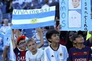 Boston  Luciendo los colores albicelestes, la hinchada argentina ya calienta el Gillette Stadium de Boston para vivir los cuartos de final de la Copa América Centenario frente a Venezuela. Foto: Diego del Carril