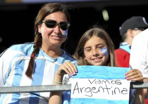 Boston  Luciendo los colores albicelestes, la hinchada argentina ya calienta el Gillette Stadium de Boston para vivir los cuartos de final de la Copa América Centenario frente a Venezuela. Foto: Alejandro Santa Cruz