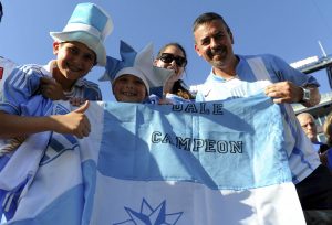 Boston  Luciendo los colores albicelestes, la hinchada argentina ya calienta el Gillette Stadium de Boston para vivir los cuartos de final de la Copa América Centenario frente a Venezuela. Foto: Alejandro Santa Cruz