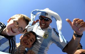 Boston  Luciendo los colores albicelestes, la hinchada argentina ya calienta el Gillette Stadium de Boston para vivir los cuartos de final de la Copa América Centenario frente a Venezuela. Foto: Alejandro Santa Cruz