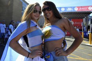 Télam 18/06/2016 Boston, Estados Unidos: Luciendo los colores albicelestes, la hinchada argentina se acerca al Gillette Stadium de Boston para vivir los cuartos de final de la Copa América Centenario frente a Venezuela.  Foto: enviado especial  //Alejandro Santa Cruz