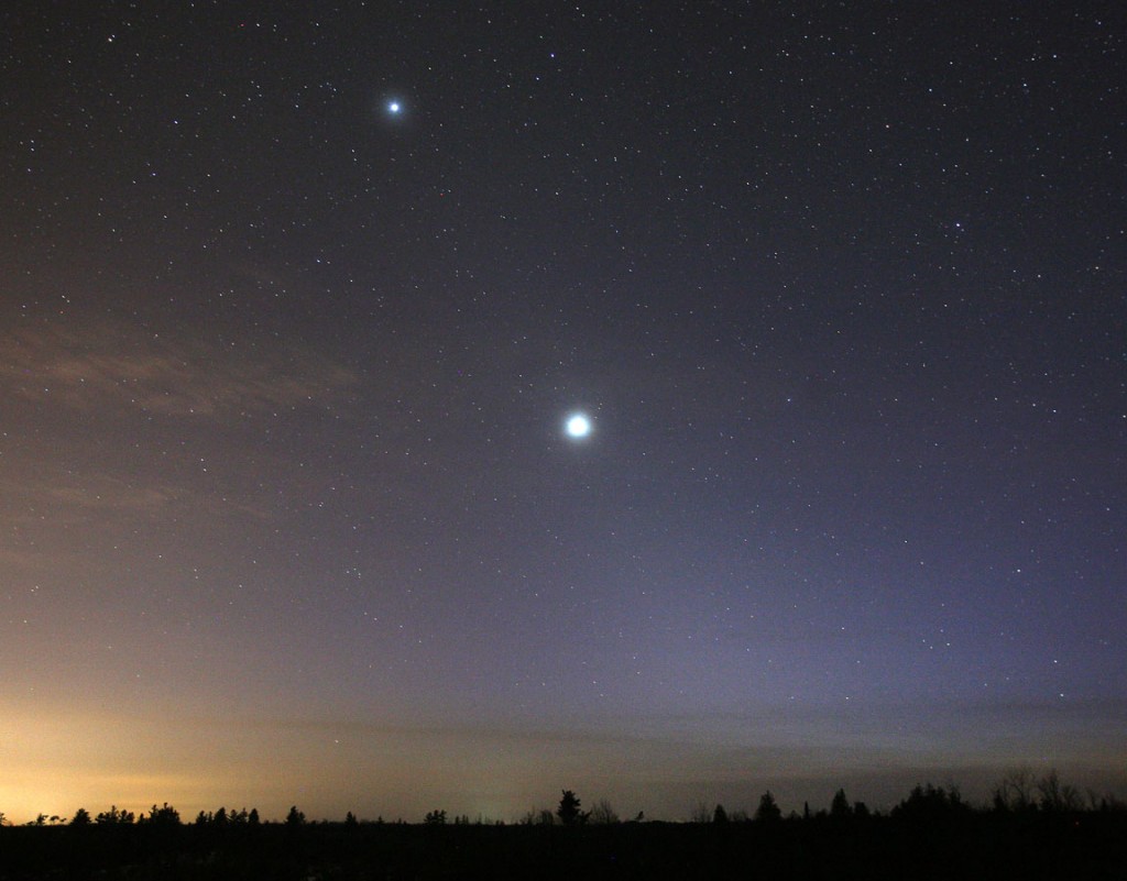 Венера на ночном небе фото